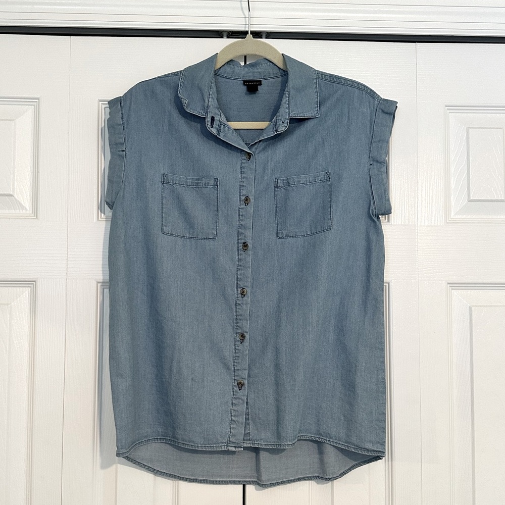 Like New! Lightweight sleeveless, button-down denim top. Size MED